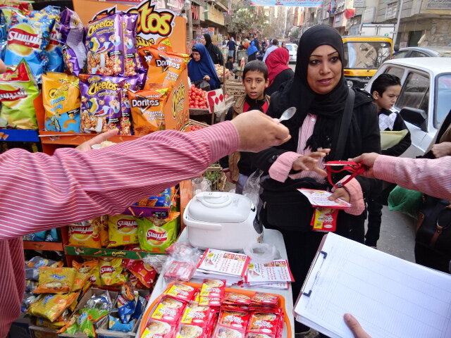 カイロの市場で試食販売をするエジプト味の素食品社の女性スタッフ.jpg